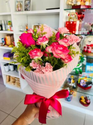 Buquê Encanto Rosa – Rosas e Cravos